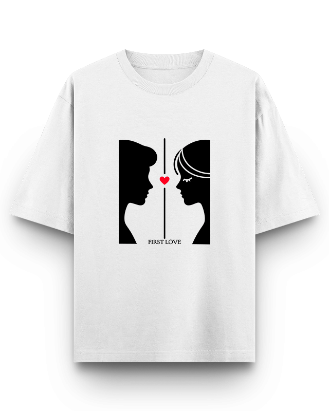 FIRST LOVE - Oversized T-Shirt